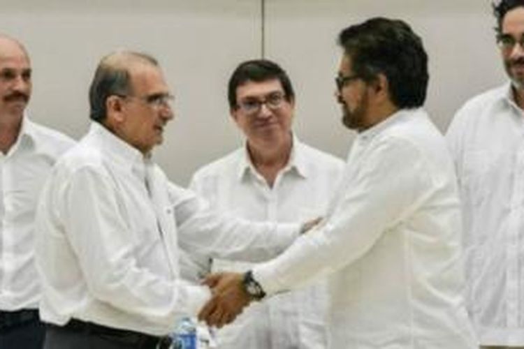 Presiden Kolombia Juan Manuel Santos menandatangani kesepakatan damai dengan pemberontak.