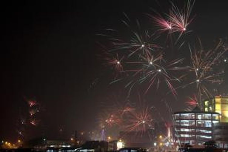 Langit Manado di penuhi kembang api sewaktu malam lepas tahun 2012 lalu.