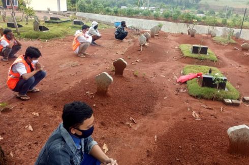 Pelanggar Protokol Kesehatan di Semarang Diajak Berdoa Bersama di Kuburan