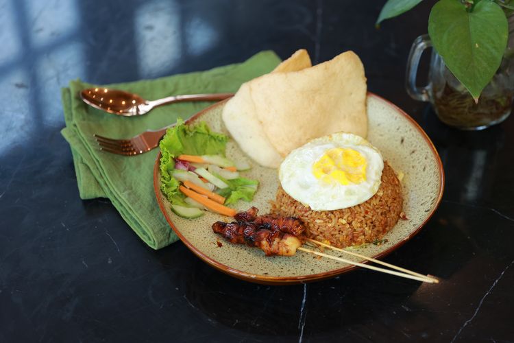 Kalingga Coffee di Bekasi menyajikan Nasi Goreng Sate Kalingga.