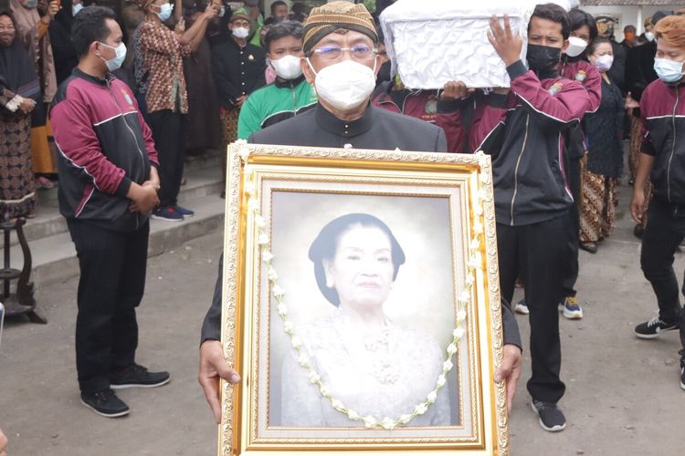 Prosesi pemakaman istri Kanjeng Gusti Pengeran Haryo (KGPH) Puger, Sudjirah Al Kenyo Haknyono (RAy Puger).