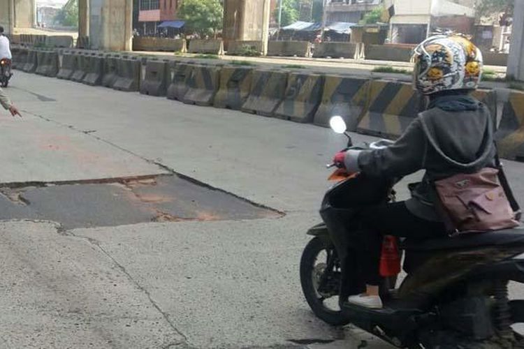 Jalanan berlubang di salah satu kawasan di Jakarta.
