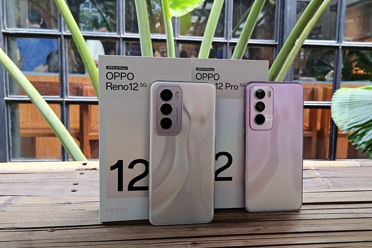 Smartphone Oppo Reno 12 (kiri) dan Oppo Reno 12 Pro (kanan) beserta kotak kemasannya yang dipajang di acara Oppo Reno 12 Series Media Experience dan Hands-on yang digelar di bilangan Menteng, Jakarta Pusat, Rabu (17/7/2024).