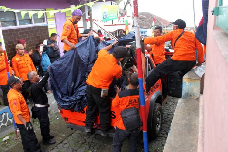 Tim Basarnas sedang mengangkut serpihan-serpihan bangkai helikopter Basarnas dari titik lokasi kecelakaan di perbukitan Butak, Desa Canggal, Kecamatan Candiroto, Kabupaten Temanggung, Selasa (4/7/2017).