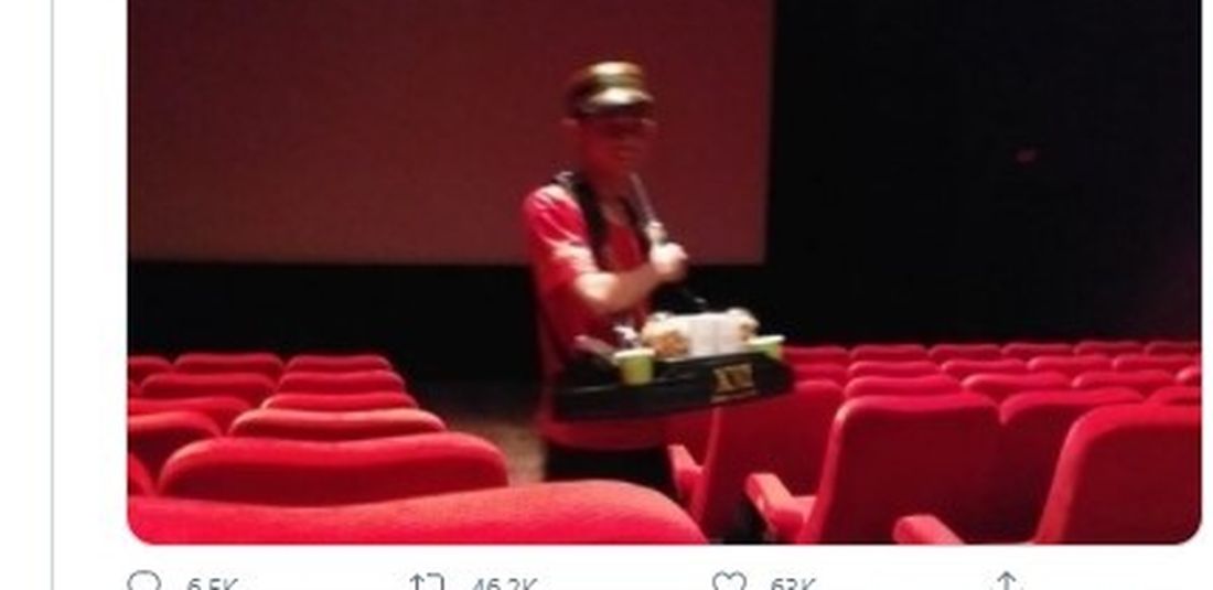 Tangkapan layar berisikan interakasi admin Grab Indonesia dengan seorang pengguna Twitter dalam rangka apresiasi pekerja harian petugas bioskop.
