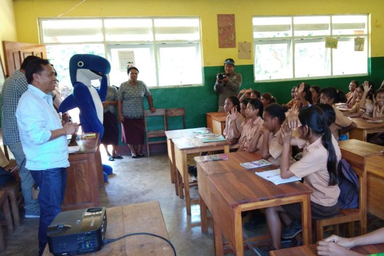 Kepala Balai Kawasan Konservasi Perairan Nasional (BKKPN) Kupang Ikram Sangadji, saat memberikan penjelasan tentang ekosistem laut, kepada para siswa SD Anda Iko Nemberala, Kabupaten Rote Ndao, Nusa Tenggara Timur, Sabtu (28/4/2018)