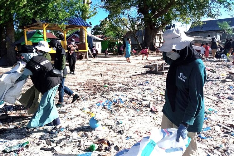 Relawan dari Layanan Kesehatan Cuma-cuma dan Dompet Dhuafa Volunteer Sulawesi Selatan, menggelar gerkan bersih sampah dalam rangka memeriahkan World Clean Up Day di pesisir pantai Kelurahan Mattiro Sompe.