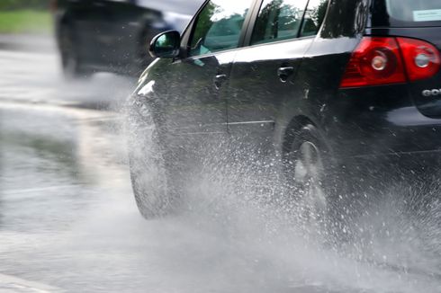 Waspada Aquaplaning, Jangan Ngebut Saat Mobil Melibas Genangan Air