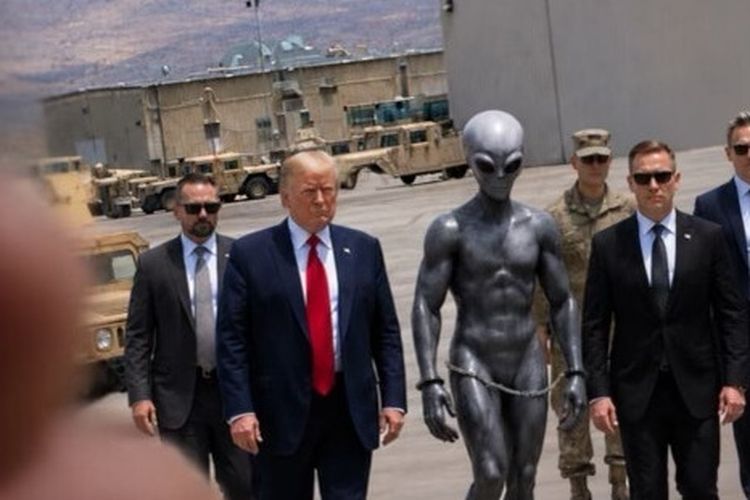 Foto Trump Jalan Bareng Alien Viral di Medsos, Warganet Menduga-duga Artinya 