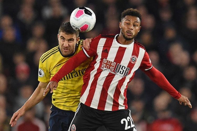 Lys Mousset dikawal Sokratis pada pertandingan Arsenal vs Sheffield United dalam lanjutan Liga Inggris di Stadion Bramall Lane, 21 Oktober 2019. 