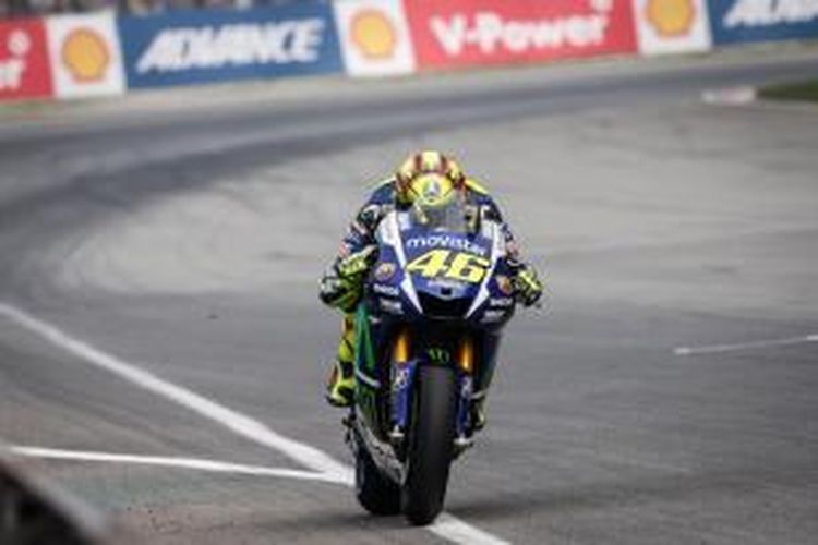 Pebalap Movistar Yamaha asal Italia, Valentino Rossi, memcu motornya pada balapan GP Malaysia di Sirkuit Sepang, Minggu (25/10/2015).