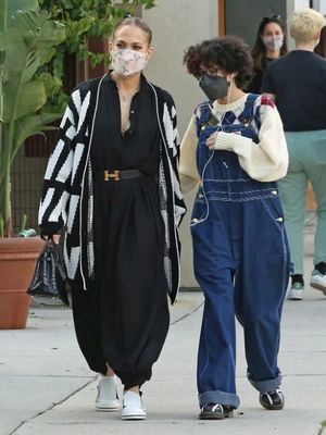 Jennifer Lopez bersama salah satu anak perempuannya tertangkap kamera sedang berjalan kaki di Venesia. 