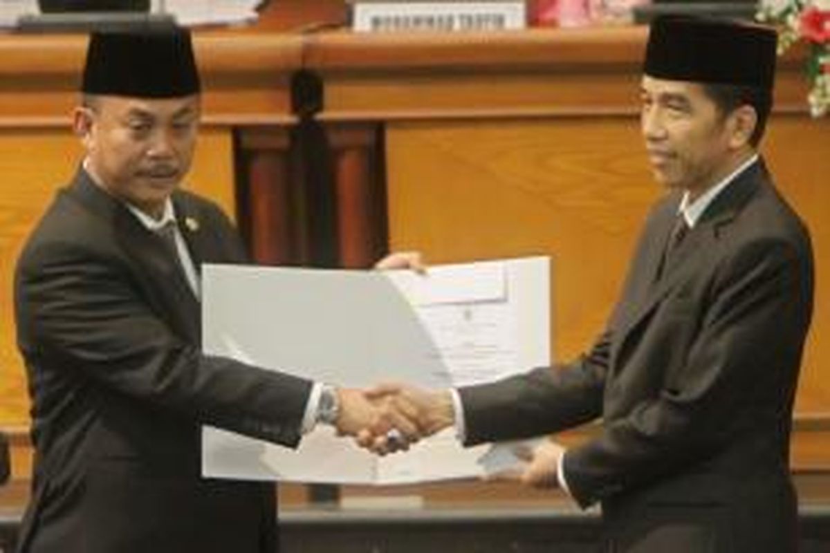 Gubernur DKI Jakarta Joko Widodo (Jokowi) menyerahkan surat pengunduran diri sebagai gubernur kepada Ketua DPRD DKI Prasetyo Edi Marsudi, saat sidang paripurna DPRD DKI, Jakarta Pusat, Kamis (2/10/2014). Pengunduran diri ini karena Jokowi sebagai presiden terpilih akan segera dilantik pada 20 Oktober mendatang. 
