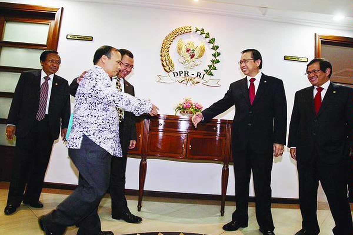 Pimpinan DPR (dari kiri ke kanan berjas), Marwoto Mitrohardjono, Priyo Budi Santoso, Marzukie Ali, dan Pramono Anung, menerima kunjungan Kepala Pusat Pelaporan dan Analisis Transaksi Keuangan Yunus Husein (berbaju batik) di Gedung DPR, Jakarta, Selasa (1/12). Pertemuan tertutup tersebut membahas kasus Bank Century.