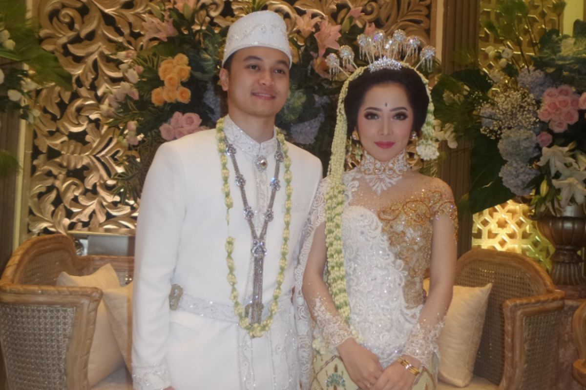 Karina Salim dan Aldy Primanda usai melangsungkan akad nikah di Thamrin Nine Ballroom, Jakarta Pusat, Sabtu (18/3/2017).