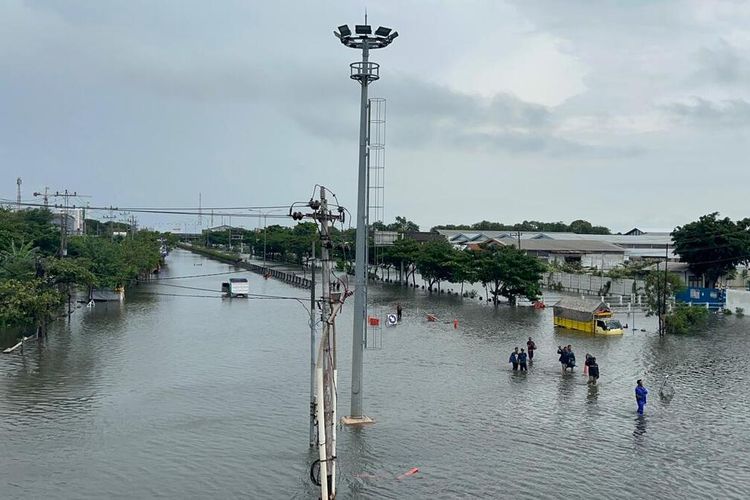 Kondisi Jalan Kaligawe Kota Semarang lumpuh total akibat banjir, Kamis (14/3/2024).