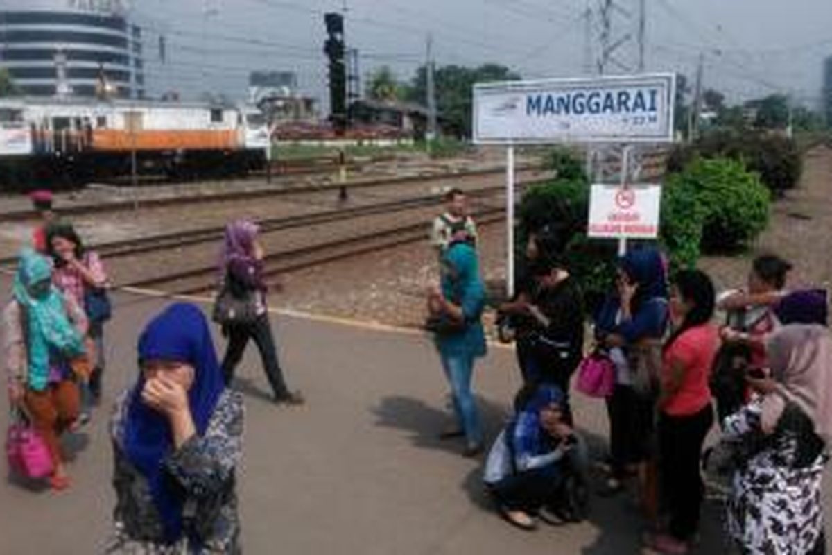 Sejumlah penumpang berupaya menghalau bau sampah yang menyengat dengan cara menutup hidungnya, di Stasiun besar transit Manggarai, Manggarai, Jakarta Selatan, Jumat (27/3/2015)