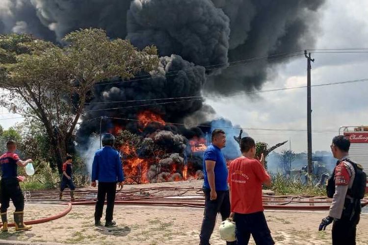 Kebakaran gudang penimbunan minyak ilegal di jalan lintas Palembang-Inderalaya pada Selasa (1/8/2023) .