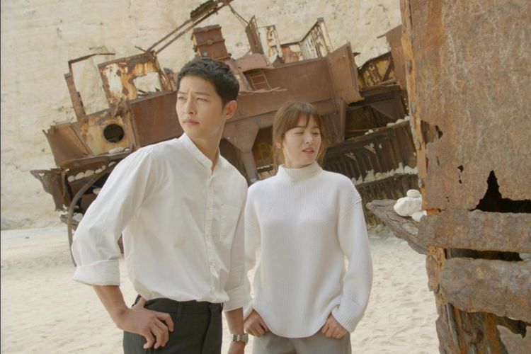 Song Joong Ki (kiri) dan Song Hye Kyo main bareng dalam film drama seri Descendants of the Sun. Mereka berencana menikah pada 31 Oktober 2017.