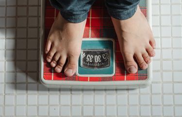 Ilustrasi timbangan berat badan