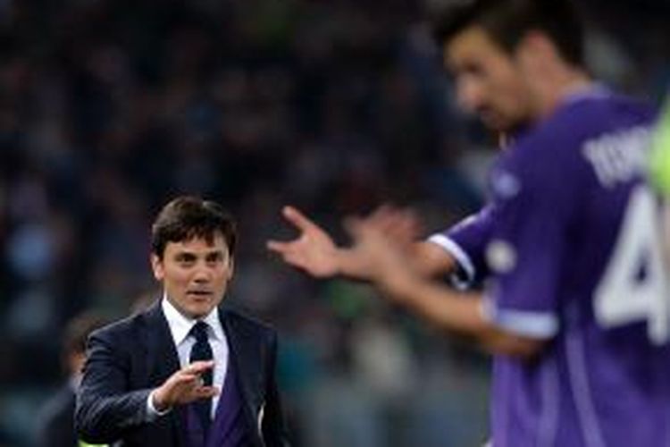 Reaksi pelatih Fiorentina, Vincenzo Montella, saat timnya tampil di final Coppa Italia melawan Napoli, Sabtu (3/5/2014). Fiorentina kalah 1-3.