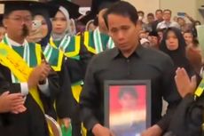 Momen Haru Ayah Bawa Foto Anaknya Wakili Wisuda di UNISA Yogyakarta