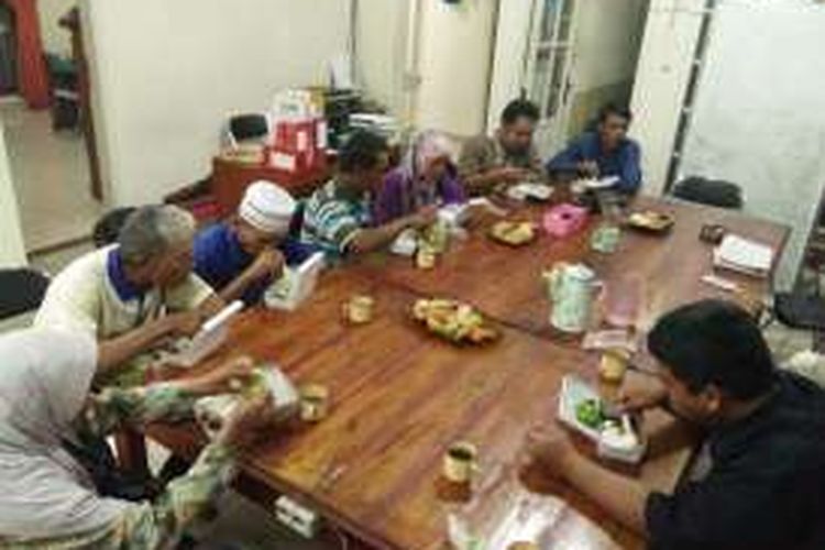 Tiga petani asal Desa Sukamulya,  Majalengka,  saat menyantap nasi kotak di kantpr LBH Bandung,  Jalan Sidomulyo,  Kamis (24/11/2016)