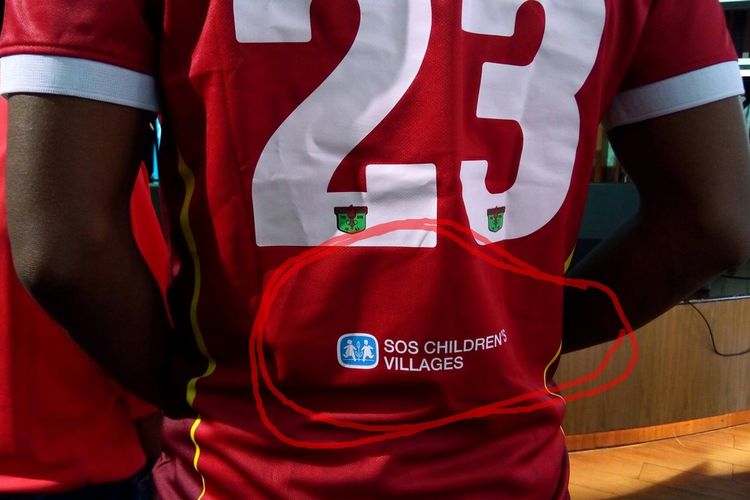 Nama SOS Children's Villages di bagian belakang jersey Persita Tangerang untuk musim Liga 2 2019. Kerja sama sosial ini bertujuan mendukung anak-anak mendapatkan kembali pengasuhan dan pendidikan berkualitas melalui olahraga.