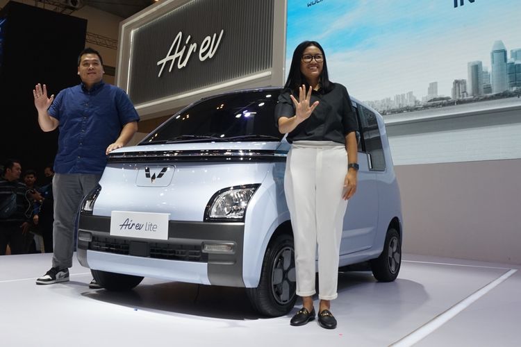 [Ki-Ka] Sales Director Wuling Motors Michael Budihardja dan Brand & Marketing Director Wuling Motors Dian Asmahani dalam Peluncuran Air ev Lite di GIIAS 2023. 