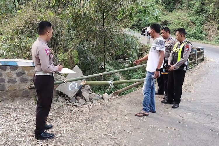 Petugas Kepolisian dari Satlantas Polres Pasuruan sedang memeriksa lokasi kejadian usai peristiwa jatuhnya dua mahasiswi di jurang Krecek di Desa Kayu Kebek Kecamatan Tutur Kabupaten Pasuruan, Kamis (19/9/2024) 