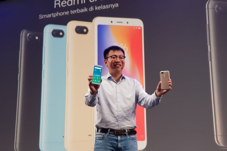 Steven shi, Country Manager Xiaomi Indonesia menunjukkan duo ponsel Redmi 6 dan Redmi 6A di acara peluncuran di Jakarta, Selasa (4/8/2018).
