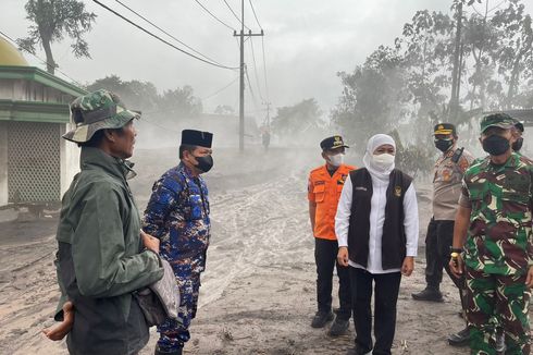 Jembatan Kajar Kuning Tertimbun Material Semeru, Khofifah: Bisa Dilewati jika Segera Dibersihkan