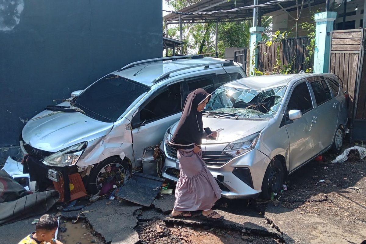 Sejumlah kendaraan rusak akibat terseret banjir yang merendam permukiman penduduk di Kabupaten Cianjur, Jawa Barat, Minggu (27/4/2025) dini hari.