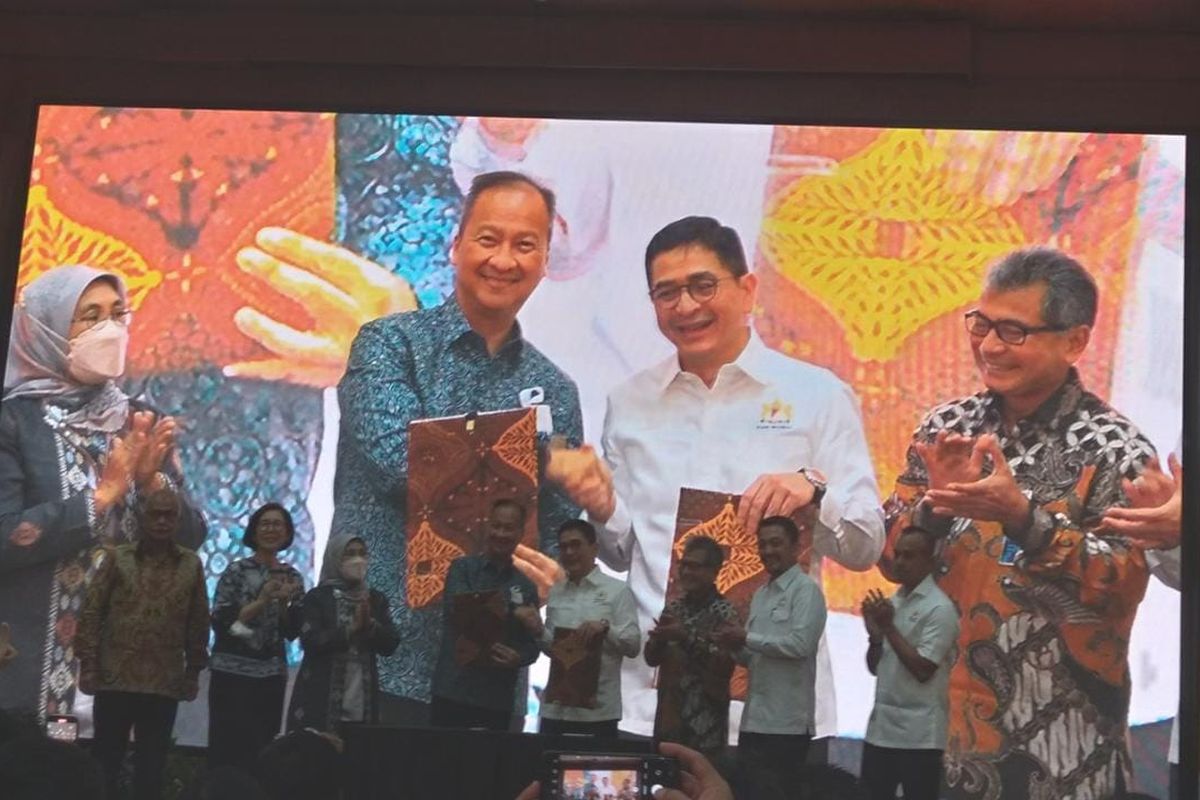 Menteri Perindustrian Agus Gumiwang bersama dengan Ketua Umum Kamar Dagang dan Industri (Kadin) Arsjad Rasjid di Kementerian Perindustrian, Selasa (1/11/2022).