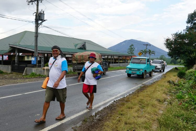 Togu Simorangkir dan Biston Manihuruk melakukan aksi jalan kaki sejauh 305,65 kilometer dalam aksi penggalangan dana rumah belajar untuk anak disekitar Danau Toba.