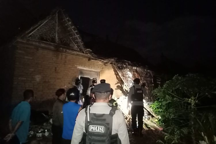 TERBAKAR--Polisi turun ke rumah milik Suratin (52), warga Dukuh Ngabar, Desa Ngabar, Kecamatan Siman, Kabupaten Ponorogo, Jawa Timur yang terbakar, Rabu (20/10/2021) malam. 