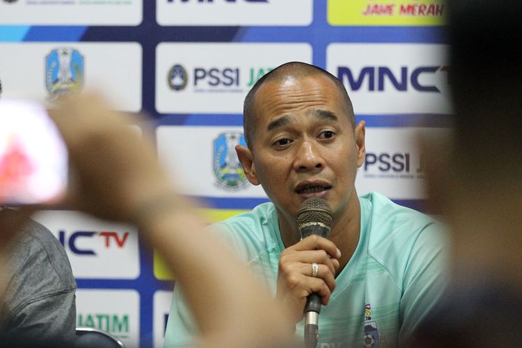 Pelatih Sabah FA untuk musim 2020, Kurniawan Dwi Yulianto. Mantan pemain timnas Indonesia tersebut kini menjadi anggota Tim Gabungan Independen Pencari Fakta (TGIPF) untuk mengusut tragedi Kanjuruhan. 