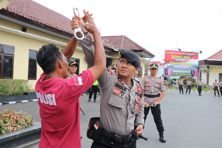 Anggota Polres Kebumen memeragakan bela diri dengan menggunakan borgol, usai apel besar di mapolres, Sabtu (12/10/2019).