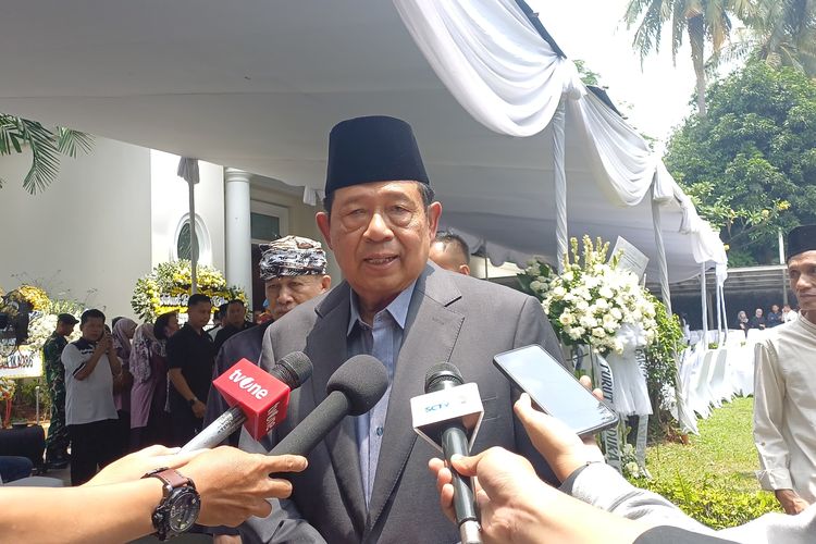 Presiden RI Ke-6, Susilo Bambang Yudhoyono (SBY) melayat ke rumah duka istri Wkail Presiden RI Ke-4, Umar Wirahadikusumah, Karlinah di Menteng, Jakarta Pusat, Senin (6/10/2025).