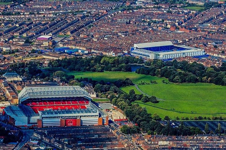 Pemandangan kota Liverpool, Inggris, dengan Stadion Anfield dan Goodison Park.