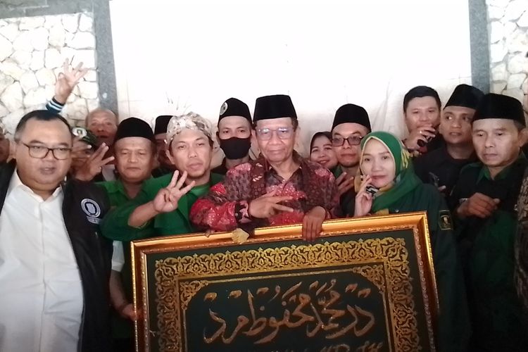 Calon wakil presiden nomor urut 3, Mahfud MD bersama kader PPP Jabar usai rapat konsolidasi di Rumah Makan Dapur Pandan Wangi, Kota Bandung, Jawa Barat, Sabtu (16/12/2023).