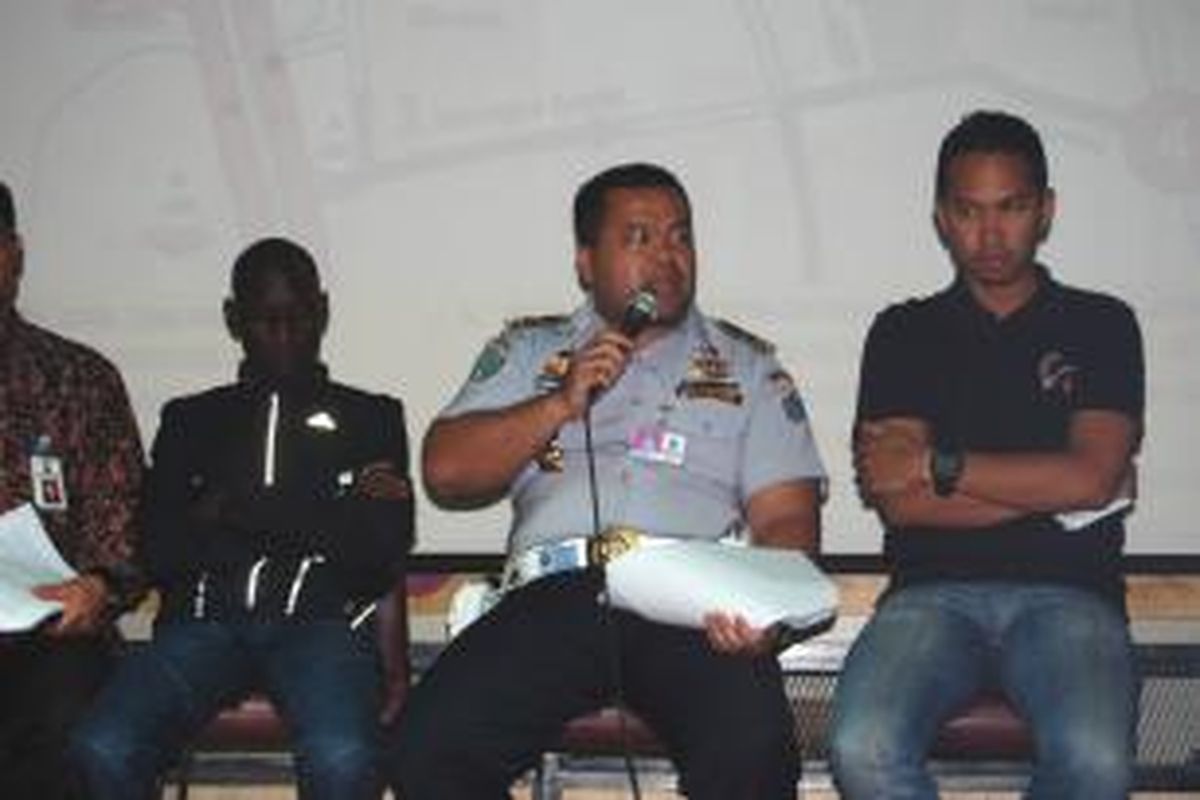 Kepala Bidang Pengendali Operasi Dishub DKI Jakarta, Sunardi Sinaga (tengah) memberikan keterangan pers di Senayan City, Jakarta, Kamis (24/10/2013) malam.
