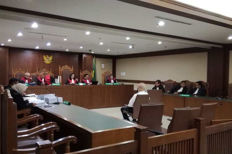 Direktur Utama PT Cahaya Prima Cemerlang (CPC) Freddy Lumban Tobing dituntut  2 tahun penjara dan denda Rp 200 juta subsider 3 bulan kurungan oleh jaksa Komisi Pemberantasan Korupsi (KPK), Kamis (21/11/2019)