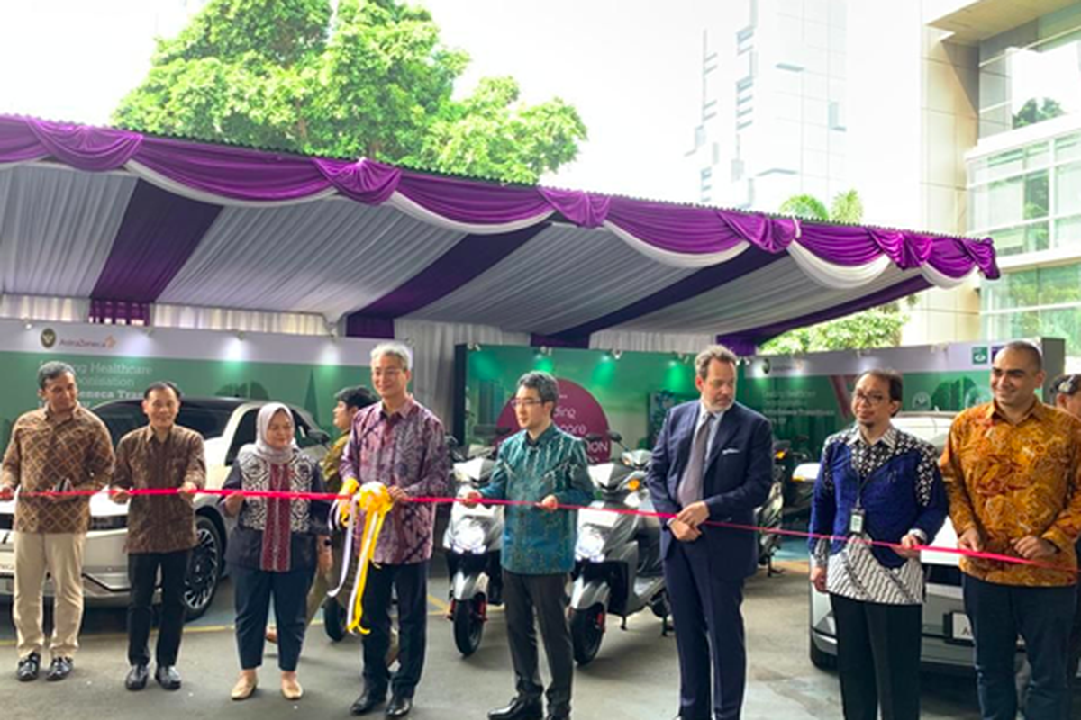 Dalam upaya menunjukkan komitmennya menuju net zero emission (NZE), AstraZeneca bekerja sama dengan Volta, entitas anak PT NFC Indonesia Tbk (NFCX), MCASH Group, dan Kementerian Koordinasi Bidang Kemaritiman, secara resmi meluncurkan transisi armada operasional AstraZeneca, Selasa (31/10/2023).