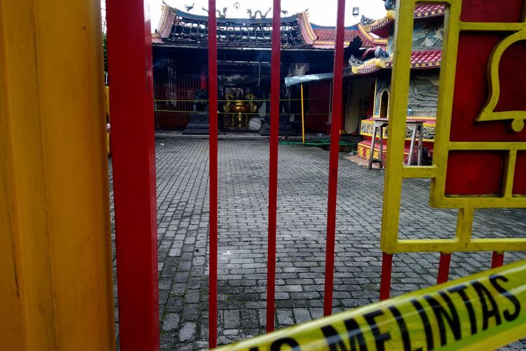 Garis polisi dipasang di pintu gerbang kelenteng Poo An Kiong di Jalan Merdeka, Kota Blitar, Selasa (23/11/2021)