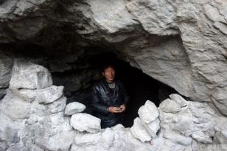 Shi Zhiyong (35) hampir enam bulan tinggal di dalam gua demi menghemat penghasilannya sehingga dia bisa mengirimkan uang lebih banyak untuk keluarganya di desa.
