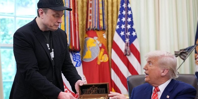 CEO Tesla Elon Musk menerima kunci dari Presiden AS Donald Trump di Ruang Oval Gedung Putih pada 30 Mei 2025 di Washington, DC. Musk, yang menjabat sebagai penasihat Trump dan memimpin Departemen Efisiensi Pemerintah, mengumumkan bahwa ia akan meninggalkan perannya dalam pemerintahan Trump untuk kembali fokus pada bisnisnya.