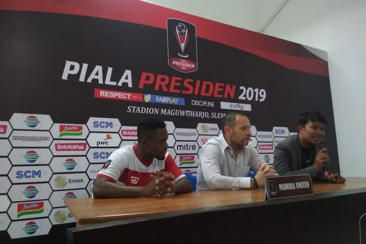 Pelatih Madura United, Dejan Antonic (tengah) dan David Laly (kiri) pada konferensi pers seusai laga terakhir Grup D Piala Presiden 2019 melawan Borneo FC di Stadion Maguwoharho, Jumat (15/04/2019).