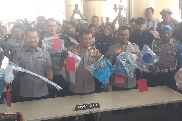 Kapolda Jateng Irjen Pol Ahmad Luthfi menunjkkan barang bukti dalam konferensi pers tindak pidana pembunuhan berencana diaertai mutilasi di Mapolres Sukoharjo, Jawa Tengah, Selasa (30/5/2023).