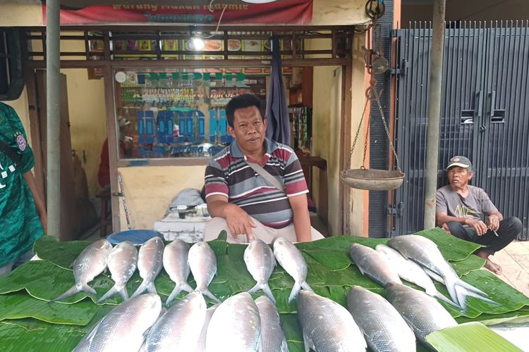 Abdul dengan bandeng dagangannya